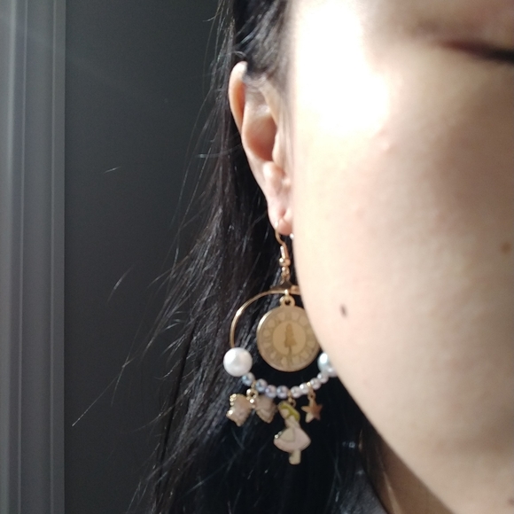 NWOT Alice in Wonderland dangle earrings - Picture 3 of 6